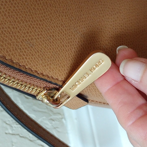 MICHAEL KORS- SAFFIANO LEATHER DOME CROSSBODY BAG - Picture 9 of 10